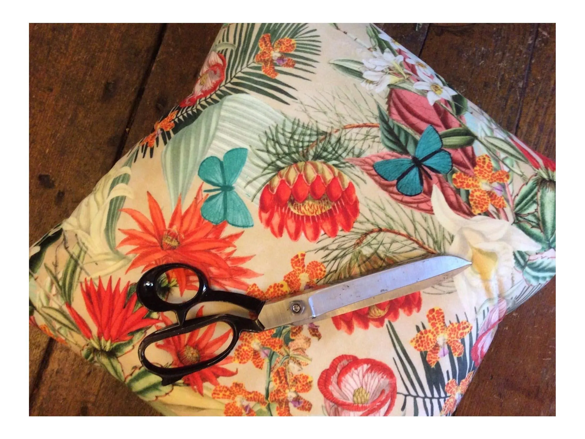 VICTORIAN FLORAL  Pattern Upholstery / Furnishing  velvet - 140  cms - 330 gsm flowery